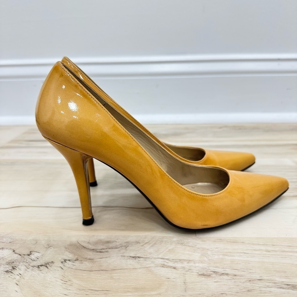 STUART WEITZMAN Classic Stilettos Gold bronze yellow Sz 6.5 HW 34799